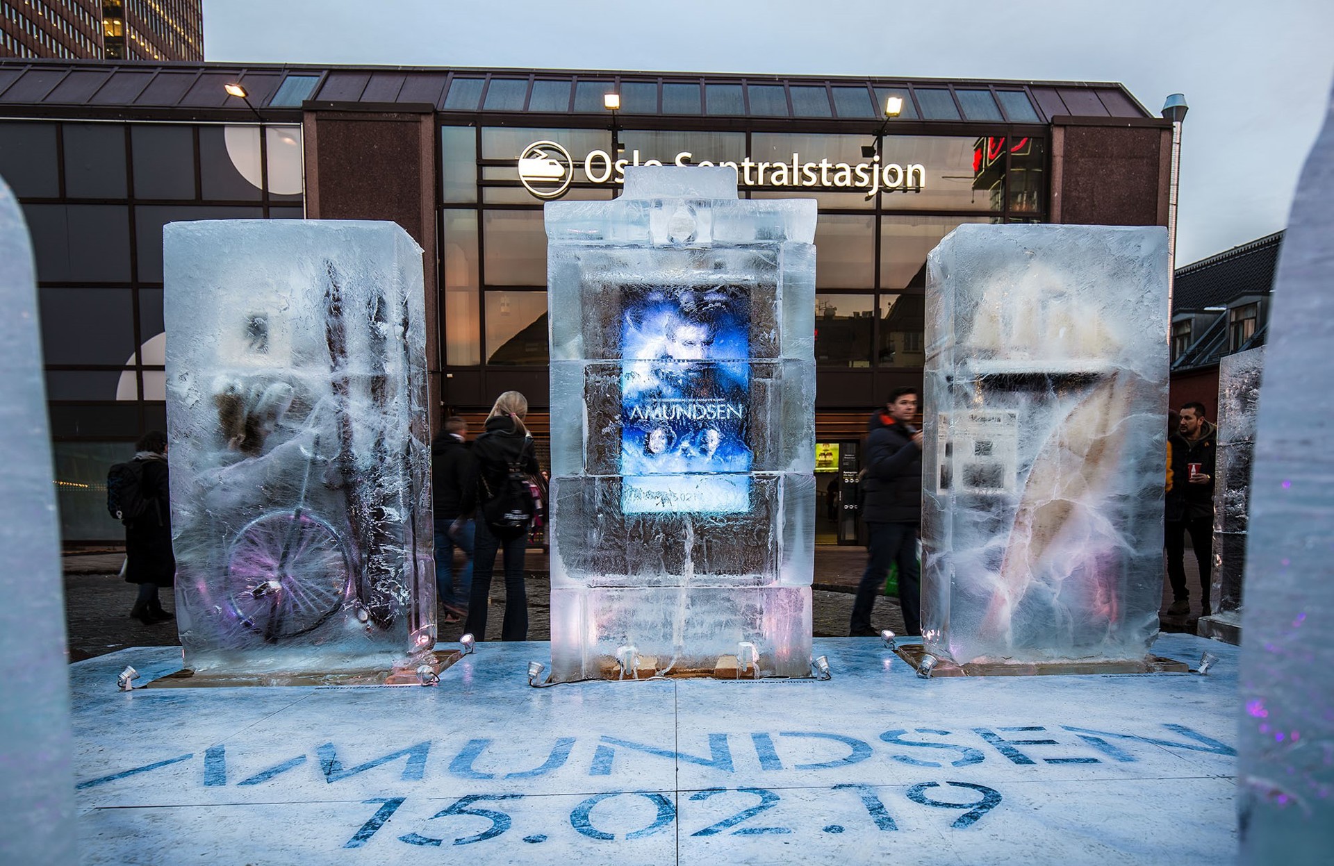 Bildet viser en utstilling av isblokker med filmeffekter fra filmen om Amundsen foran Oslo Sentralstasjon.