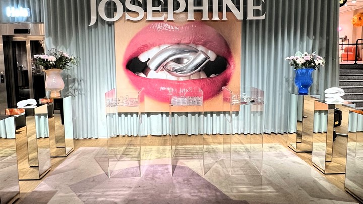 Eksklusivt smykkedisplay laget av Plexon for Josephine