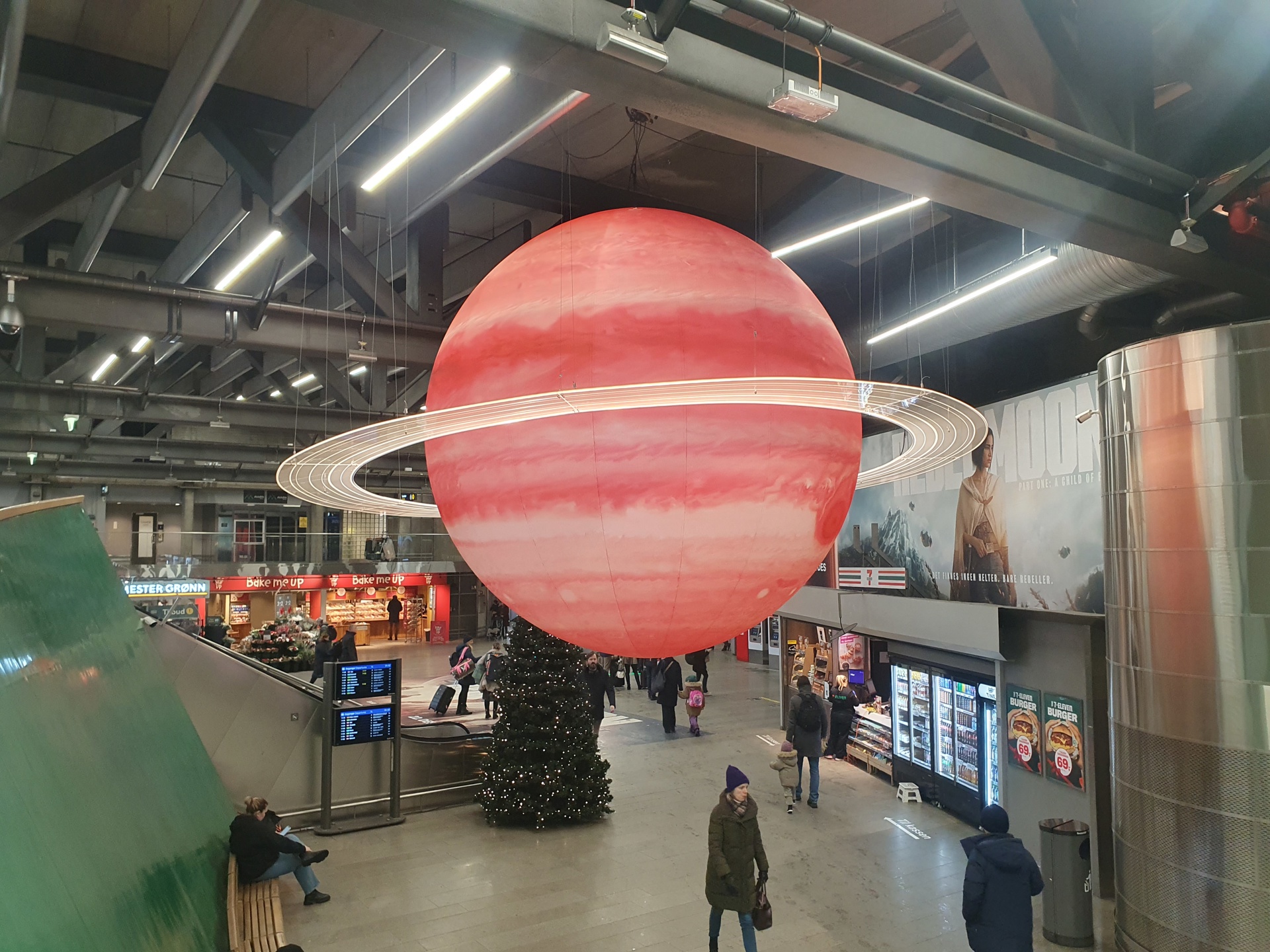 Bildet viser en planet hengende i taket på en togstasjon for å promotere en filmlansering. Levert av Plexon.