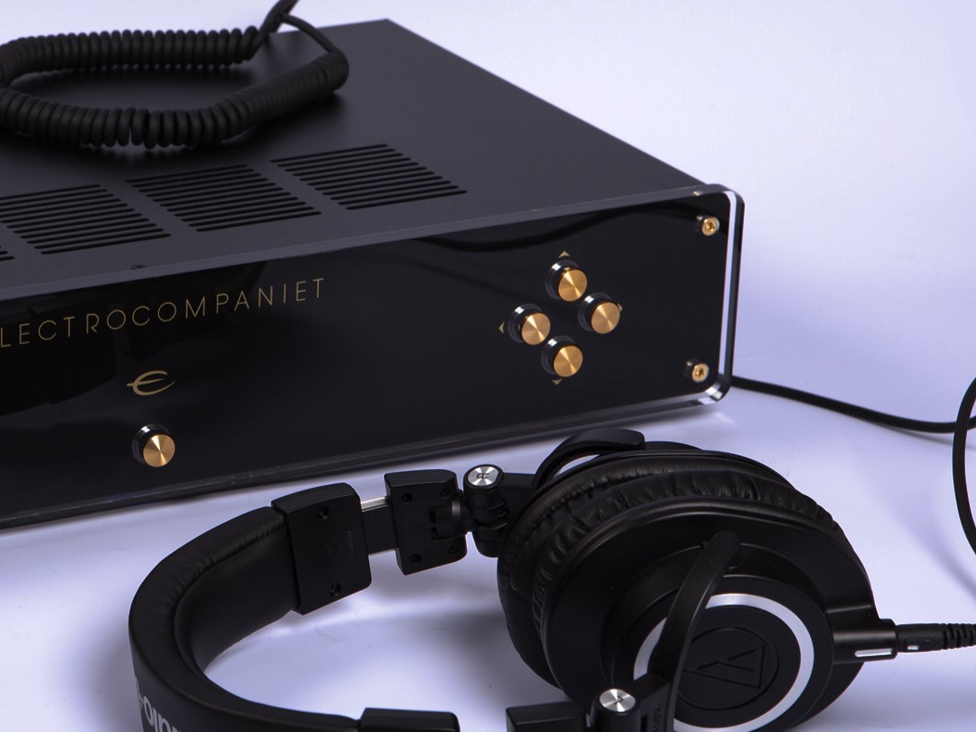 Bildet viser front i plexiglass til Electrocompaniets HiFi-produkter