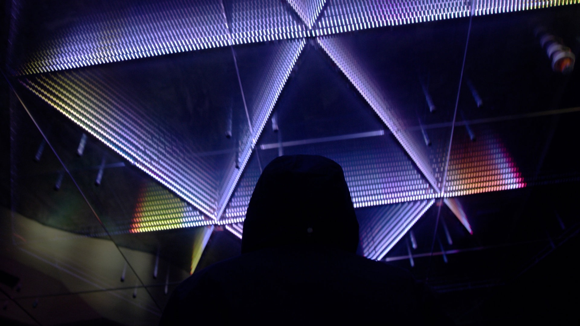 Bildet av takinstallert lysdesign i plexiglass og LED i sterke farger.