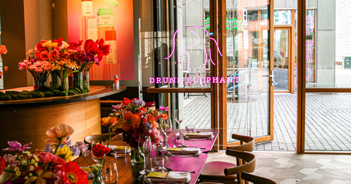 Drunk Elephant - podier og neonskilt