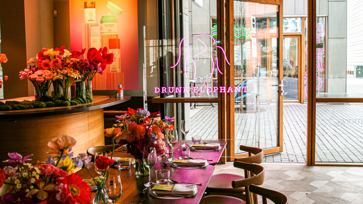 Drunk Elephant - podier og neonskilt