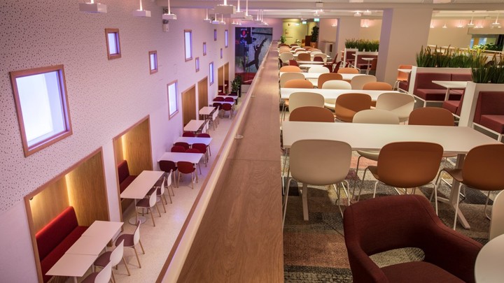 Falske LED Vinduer Bravida 02 Red Foto Tomasz Majewski 02 16 9