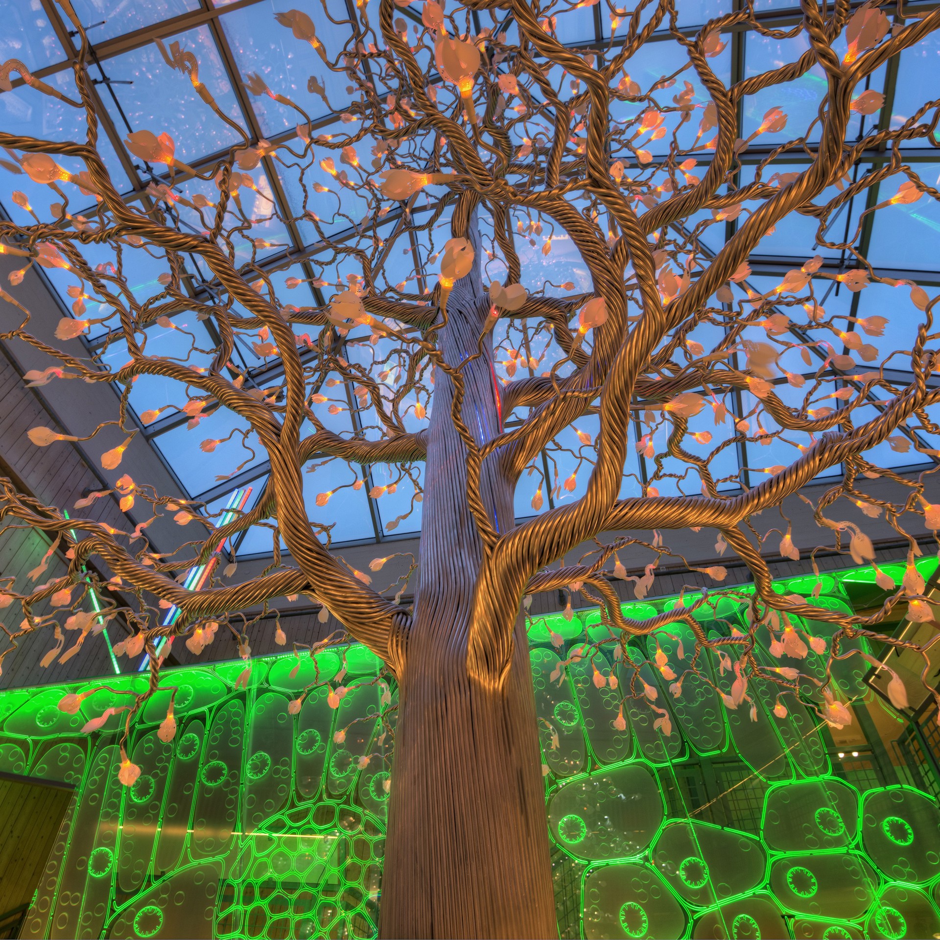 Bildet viser et tre laget av plexiglass og LED til Norsk Skogmuseum