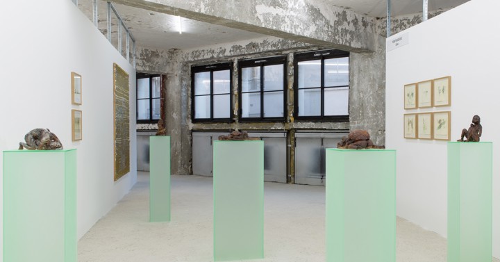 FEMTENSESSE - Jennie Bringsaker - Søyler i plexiglass